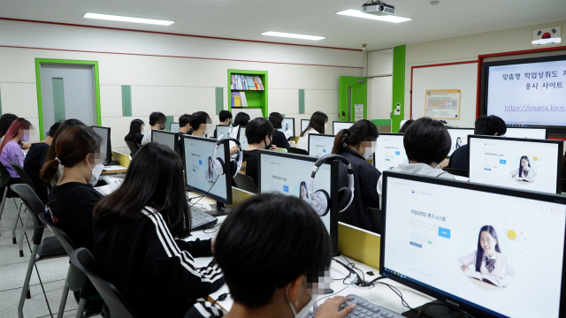 ▲학생들이 온라인을 통해 학업성취도 평가를 치르고 있다. 교육부는 기초학력 향상을 위해 학교가 자율적으로 참여할 수 있는 ‘맞춤형 학업성취도 자율평가' 응시 대상을 확대할 방침이다. (연합뉴스)