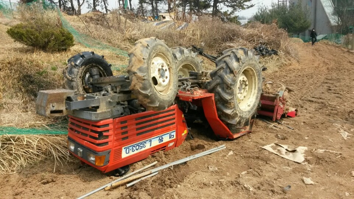 ▲충북 청주에서 발생한 트랙터 전복 사고 현장. (뉴시스)