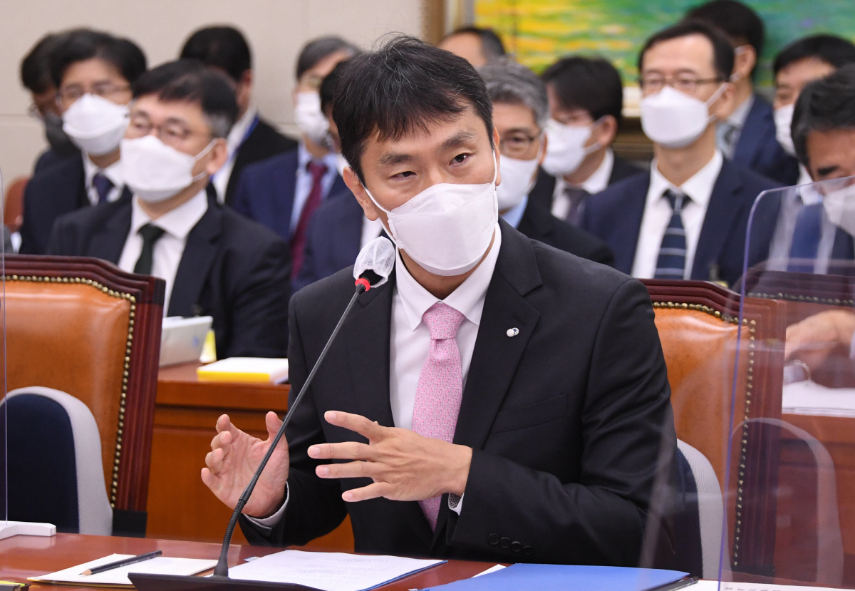 ▲이복현 금융감독원장이 11일 서울 여의도 국회에서 열린 정무위원회의 금융감독원 국정감사에서 의원들의 질의에 답변하고 있다. (사진 출처=뉴시스)
