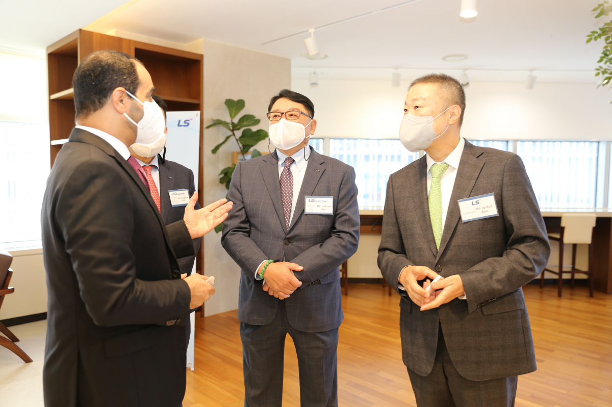 ▲구자은 LS그룹 회장(오른쪽)과 구자균 LS일렉트릭 회장(가운데)이 11일 LS용산타워를 방문한 GCC 국가의 자카리아 하메드 힐랄 알 사아디 주한 오만 대사와 대화를 나누고 있다. (제공=LS그룹)