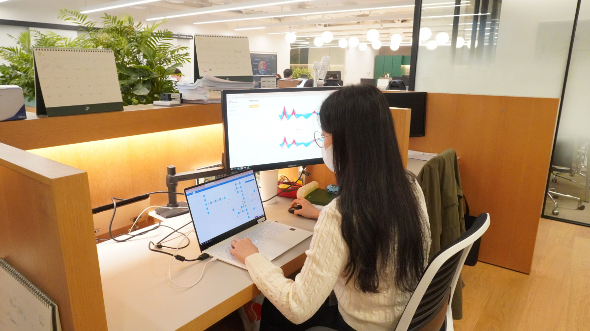 ▲SK가스 직원이 화학공정 AI분석 시스템을 사용 중이다. (사진 제공=SK가스)