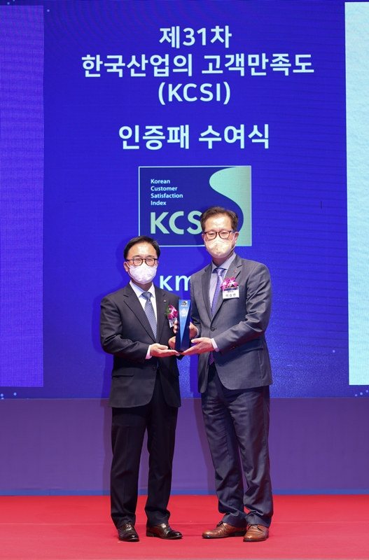 ▲롯데렌탈 이승연 경영관리본부장(오른쪽)이 인증패를 수여받고 기념촬영을 진행하고 있다. (사진제공 = 롯데렌탈)