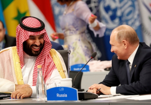 ▲무함마드 빈 살만 사우디아라비아 왕세자와 블라디미르 푸틴 러시아 대통령이 2018년 11월 30일 G20 정상회의에서 만나 웃고 있다. 부에노스아이레스/로이터연합뉴스
