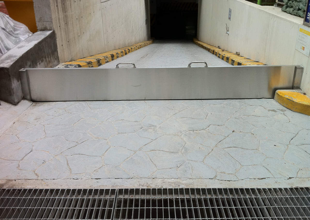 ▲지하주차장에 설치한 물막이판. (사진제공=서초구)