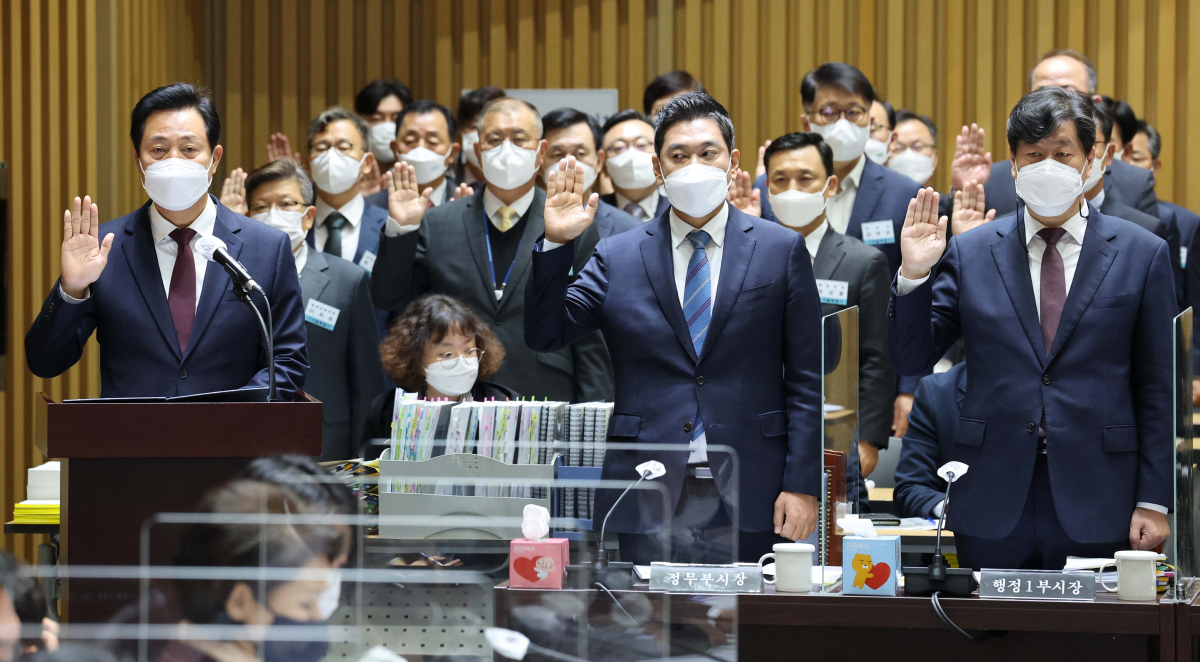 ▲오세훈 서울시장이 12일 서울 중구 서울시청 대회의실에서 열린 국회 행정안전위원회의 서울시에 대한 국정감사에서 선서하고 있다. (연합뉴스)