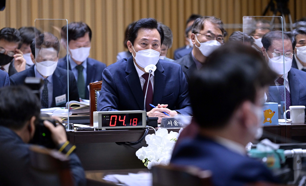 ▲오세훈 서울시장이 12일 서울 중구 서울시청 대회의실에서 열린 국회 행정안전위원회의 서울시에 대한 국정감사에서 의원들의 질의에 답변하고 있다. (연합뉴스)