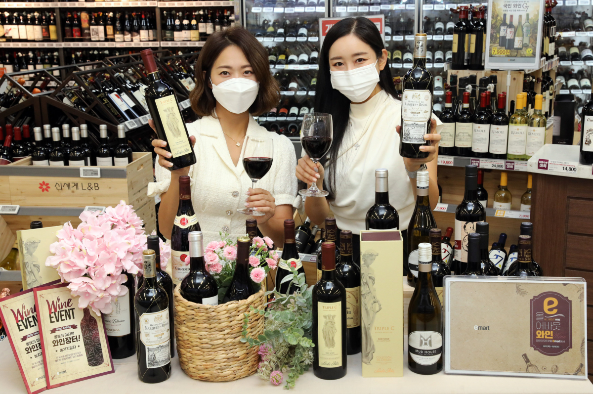 ▲ 12일 오전 이마트 용산점 와인매장에서 모델들이 이마트 하반기 와인장터 행사를 소개하고 있다. (사진제공=이마트)