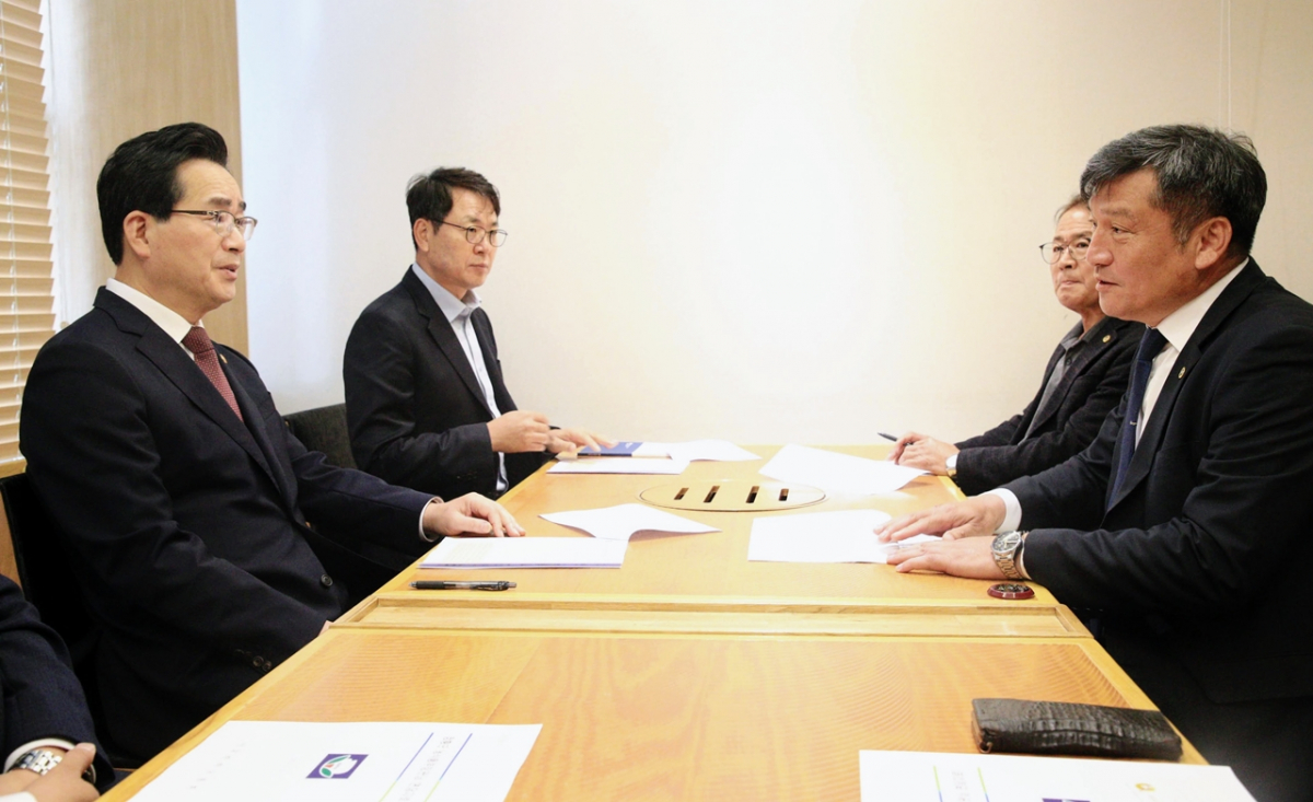 ▲정황근 농림축산식품부 장관(왼쪽)이 12일 정부세종청사에서 열린 대한한돈협회 회장단 간담회에서 손세희 회장(오른쪽)과 이야기를 나누고 있다.  (사진제공=농림축산식품부)