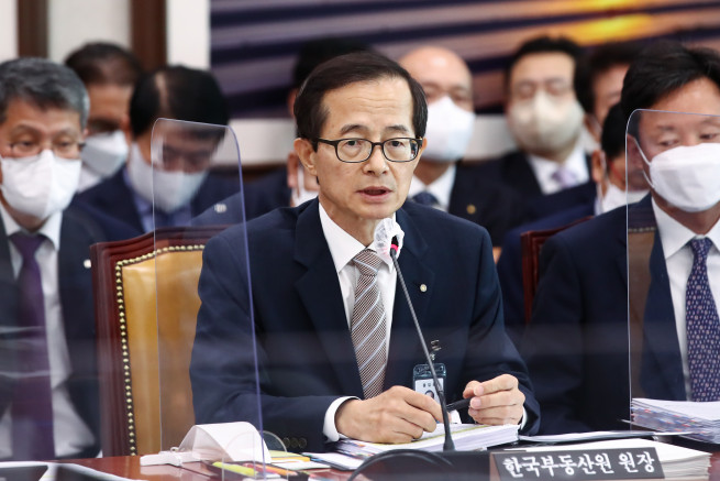 ▲손태락 한국부동산원 원장이 12일 오전 국회 국토교통위원회에서 열린 한국부동산원·주택도시보증공사 등에 대한 국정감사에서 의원질의에 답변하고 있다. (연합뉴스)