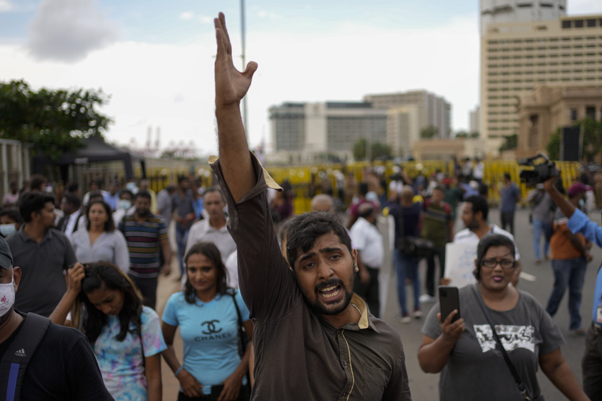 ▲스리랑카 콜롬보에서 10일 반정부 시위대가 정부에 경제대책을 요구하고 있다. 콜롬보(스리랑카)/AP뉴시스
