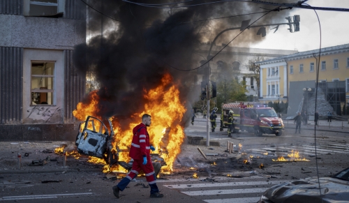 ▲러시아가 10일(현지시간) 우크라이나 수도 키이우를 미사일로 공격해 차량이 불타고 있다. 키이우(우크라이나)/AP연합뉴스

