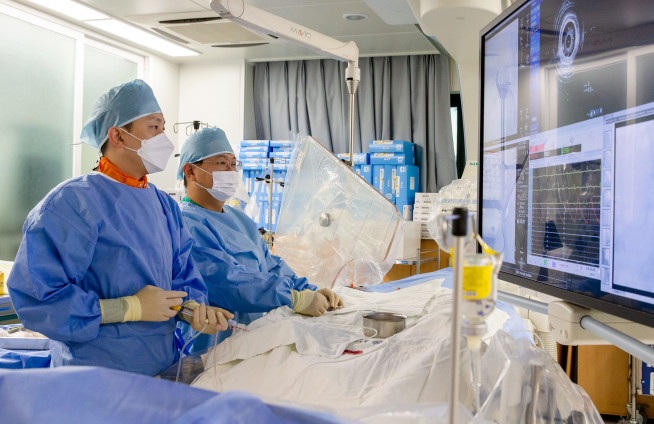 ▲서울아산병원 심장내과 안정민(오른쪽) 강도윤(왼쪽) 교수가 스텐트 시술을 하고있다. (사진제공=서울아산병원)