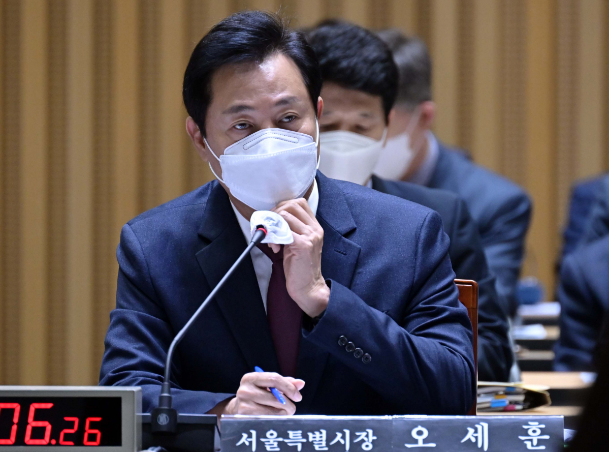 ▲오세훈 서울시장이 12일 서울 중구 서울시청 대회의실에서 열린 국회 행정안전위원회의 서울시에 대한 국정감사에서 마스크를 고쳐쓰고 있다. (연합뉴스)