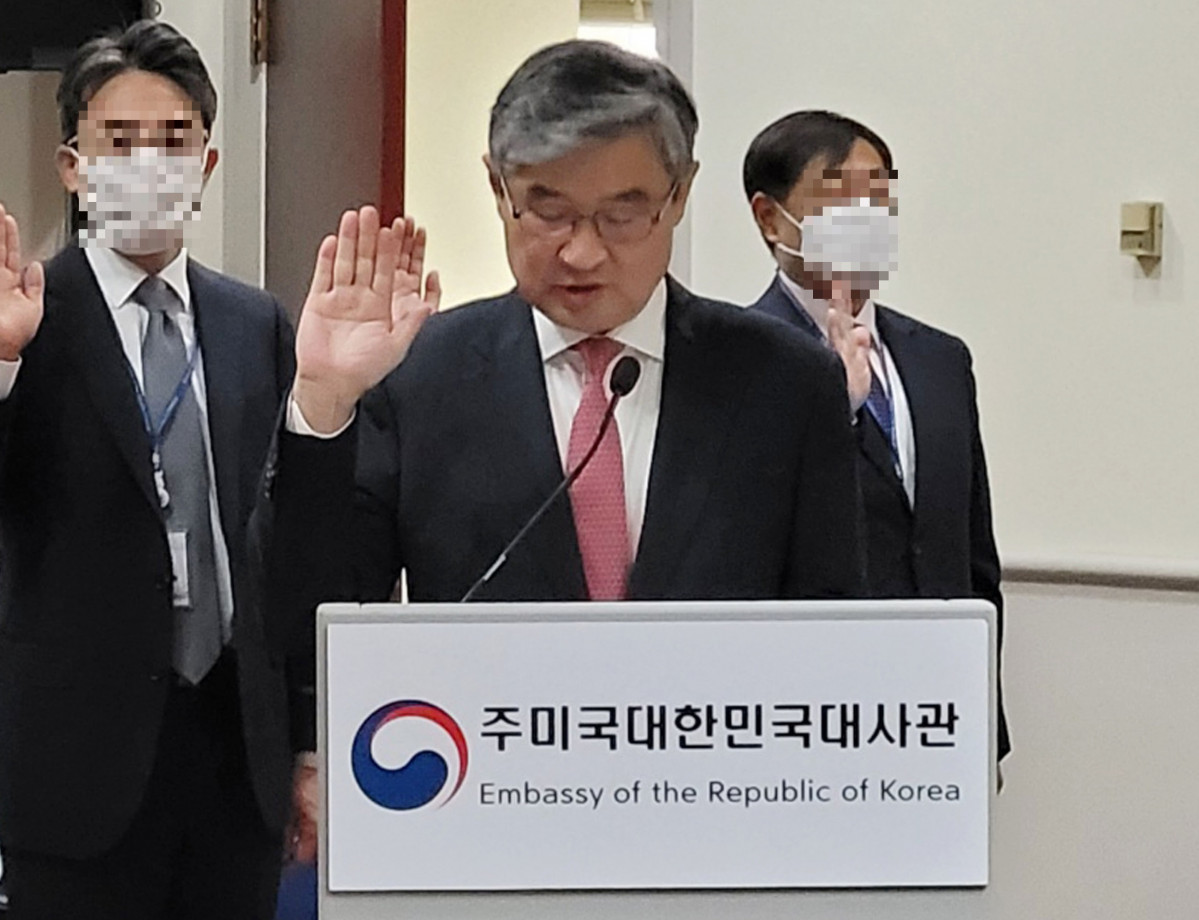 ▲조태용 주미한국대사가 12일(현지시간) 주미한국대사관에서 열린 국정감사에서 선서하고 있다. (연합뉴스)