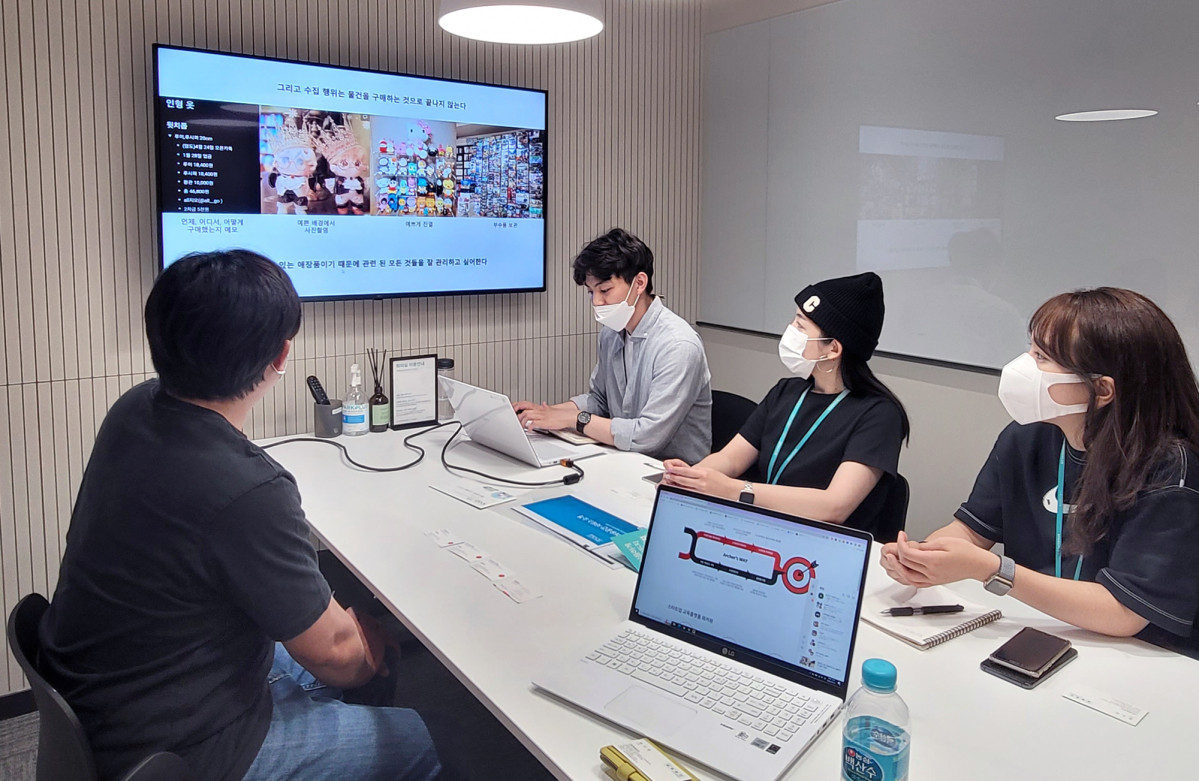 ▲사내벤처에 선발된 직원들이 모여 아이디어를 공유하고 향후 계획을 논의하고 있다. (사진제공=LG유플러스)