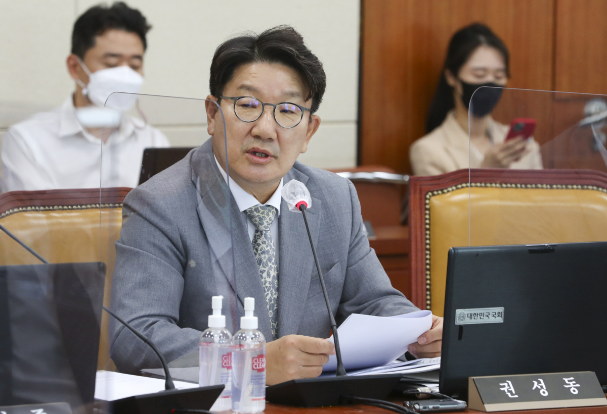 ▲국민의힘 권성동 의원이 7일 국회 과방위 국감에서 김제남 원자력안전재단 이사장을 향해 "차라리 혀 깨물고 죽지"라고 한 발언에 대해 해명하고 있다. (국회사진기자단)