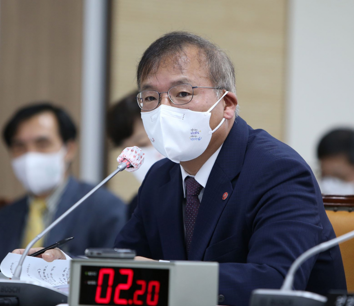 ▲3일 오전 강도태 국민건강보험공단 이사장이 강원 원주시 국민건강보험공단 4층 국정감사장에서 열린 국회 보건복지위원회 국정감사에서 답변하고 있다. (뉴시스)