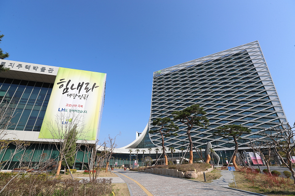 ▲국토교통부 산하 최대 공기업인 한국토지주택공사의 차기 사장을 둘러싼 하마평이 무성하다. 한국토지주택공사 전경 (사진제공=한국토지주택공사)