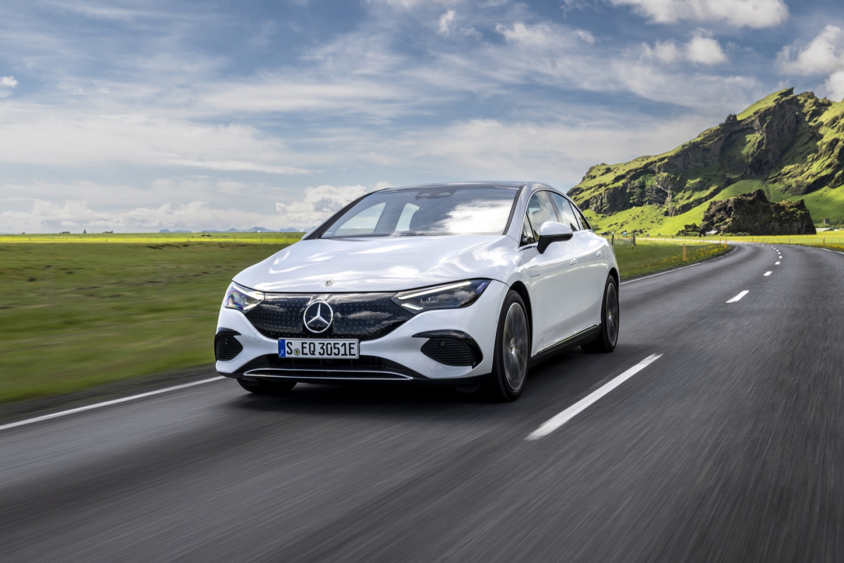▲메르세데스-벤츠코리아가 지난달 27일 출시한 '더 뉴 EQE 350'. 럭셔리 비즈니스 전기 세단을 지향하는 모델로, 가격은 1억160만 원으로 책정됐다. (사진제공=메르세데스-벤츠코리아)