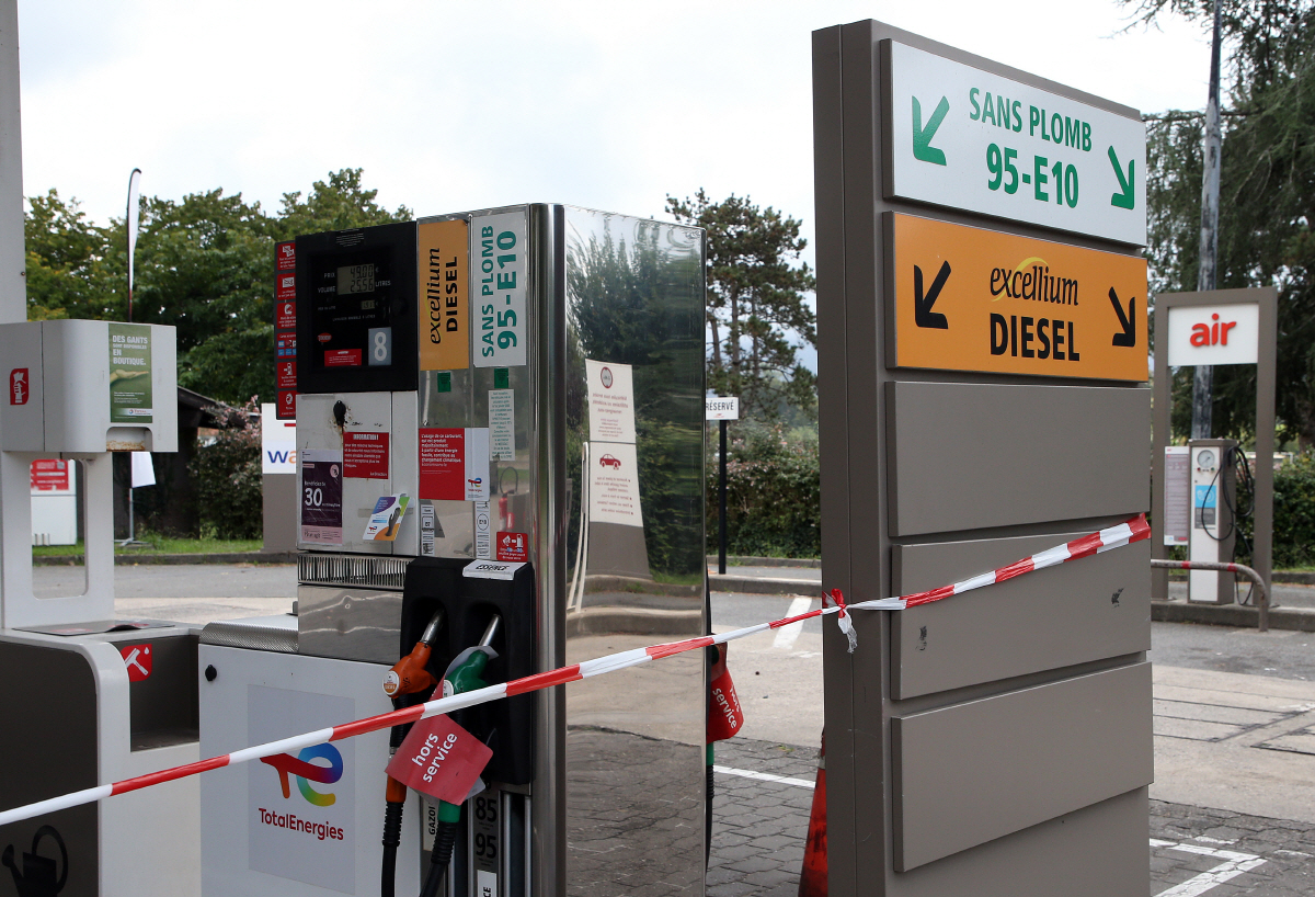 ▲12일(현지시간) 프랑스 남서부 생장드뤼즈의 한 주유소에 진입을 금지하는 줄이 쳐져 있다. 프랑스에서 정유소 노동자들의 파업이 장기화하면서 전국 주유소에 연료 공급에 차질이 발생하면서 주유대란이 이어지고 있다. 생장드뤼즈(프랑스)/AP뉴시스
