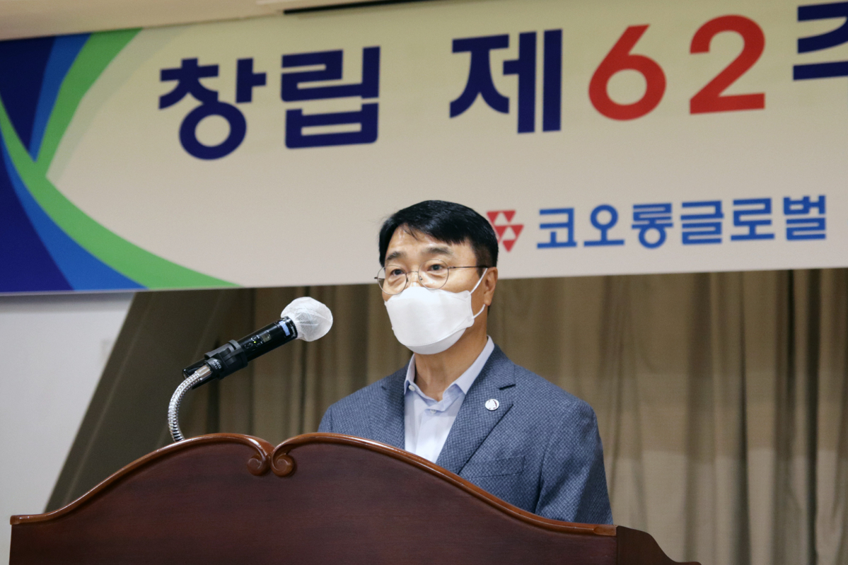 ▲김정일 코오롱글로벌 대표가  13일 경기 과천시 코오롱타워에서 열린 '창립 62주년 기념식'에서 기념사를 하고 있다. (사진제공=코오롱글로벌)