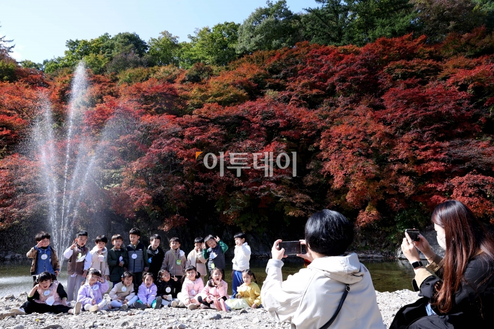 ▲산간지방부터 단풍이 시작되며 가을이 깊어가고 있다. 신태현 기자 holjjak@ (이투데이DB)