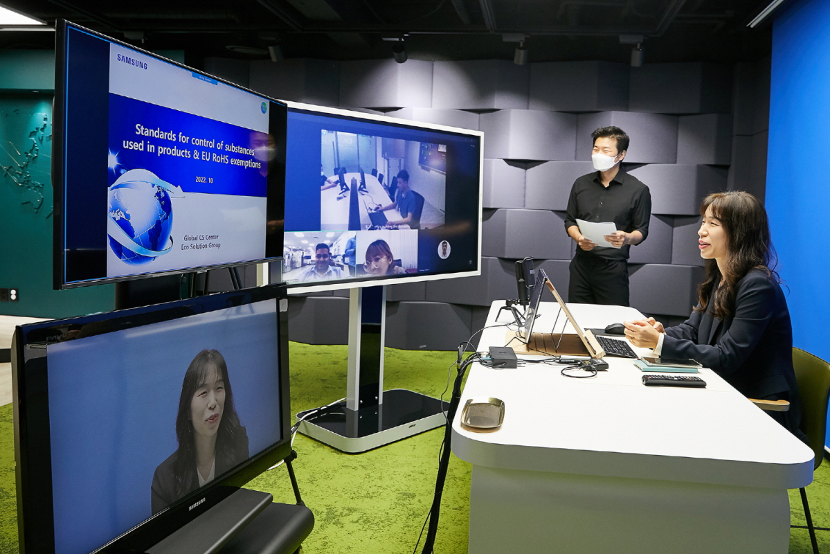 ▲12일 경기도 수원시 삼성전자 '상생협력아카데미'에서 삼성전자 직원들이 해외 협력사 대상으로 실시간 화상교육을 진행하고 있다.  (제공=삼성전자)