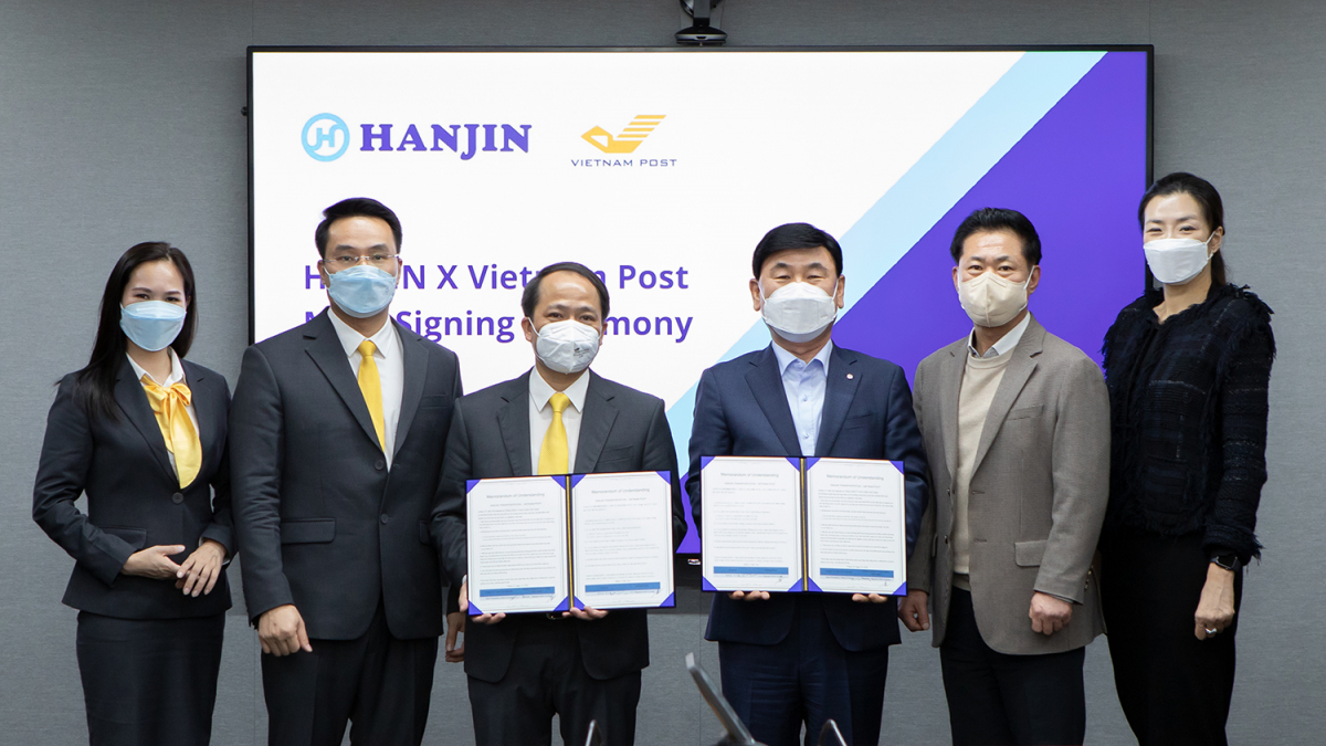 ▲사진은 지난 13일 서울 중구 소재의 한진빌딩에서 진행된 한진-베트남 우정국 업무협약식에서 조현민 한진 미래성장전략 및 마케팅 총괄 사장(오른쪽 첫 번째), 노삼석 대표이사 사장(오른쪽에서 세 번째), 베트남 우정국 응웬 끼엔 끄엉(Nguyen Kien Cuong) 부사장(왼쪽에서 세 번째) 등 관계자들이 단체사진을 촬영하고 있다. (사진제공=한진)