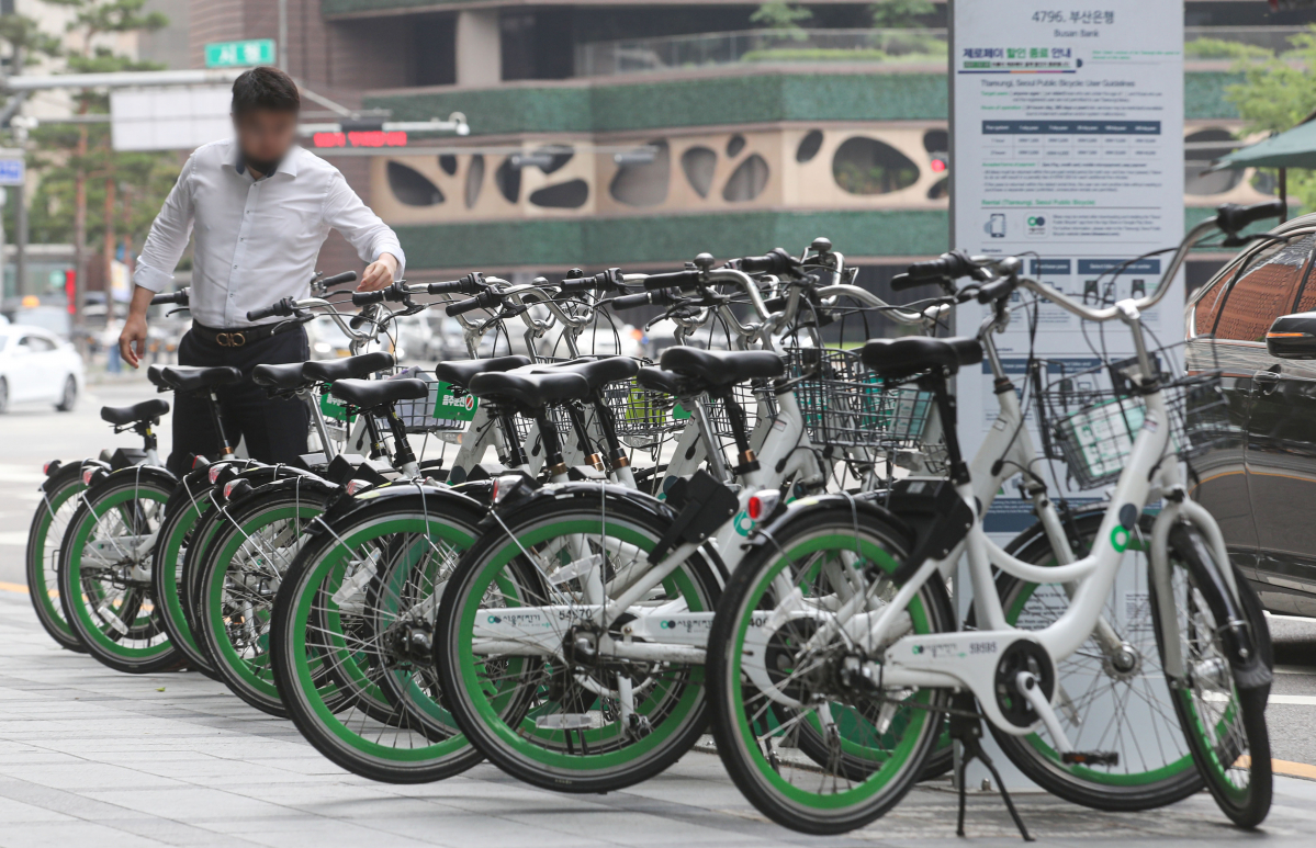▲서울 시내에서 시민들이 따릉이를 이용하는 모습. (뉴시스)