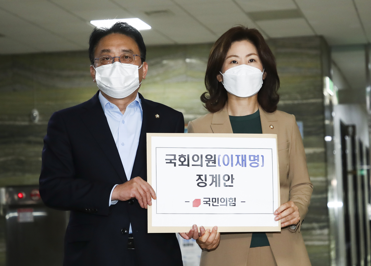 ▲국민의힘 김희곤 원내부대표와 김미애 원내대변인이 14일 오전 서울 여의도 국회 의안과에 더불어민주당 이재명 대표에 대한 징계안을 제출하기 위해 이동하고 있다. (국회사진기자단)