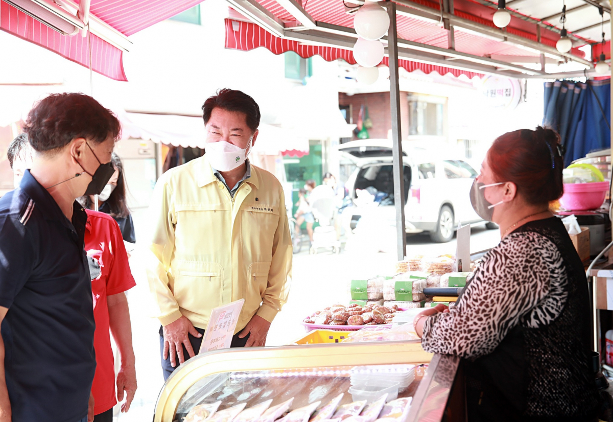 ▲조원동 강남골목시장에 방문한 박준희 관악구청장. (사진제공=관악구)