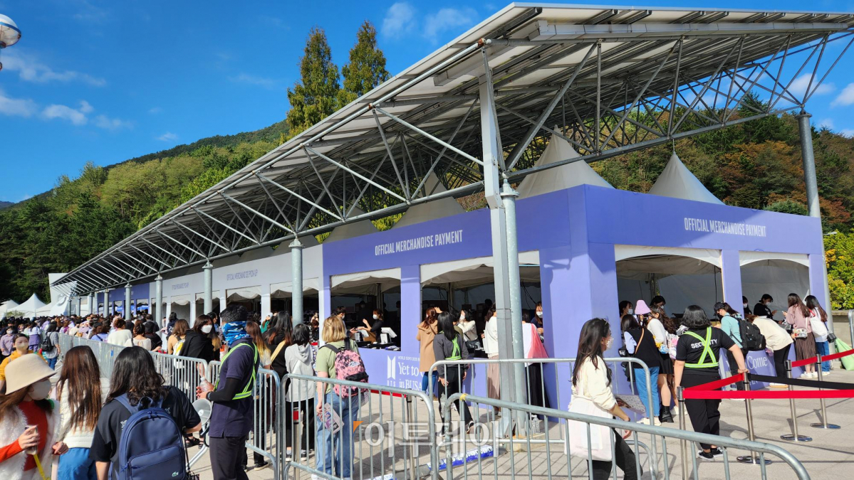 ▲15일 오후 6시 공연을 앞두고 BTS 공식 상품 부스 앞에 팬들이 모여있다. (조요한 PD yohan97@)