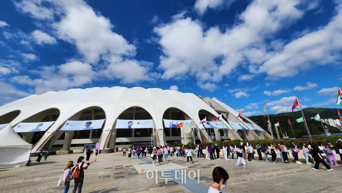 ▲15일 부산 아시아드주경기장 앞에 BTS 부산콘서트를 보러온 관람객들이 모여있다. (조요한 PD yohan97@)