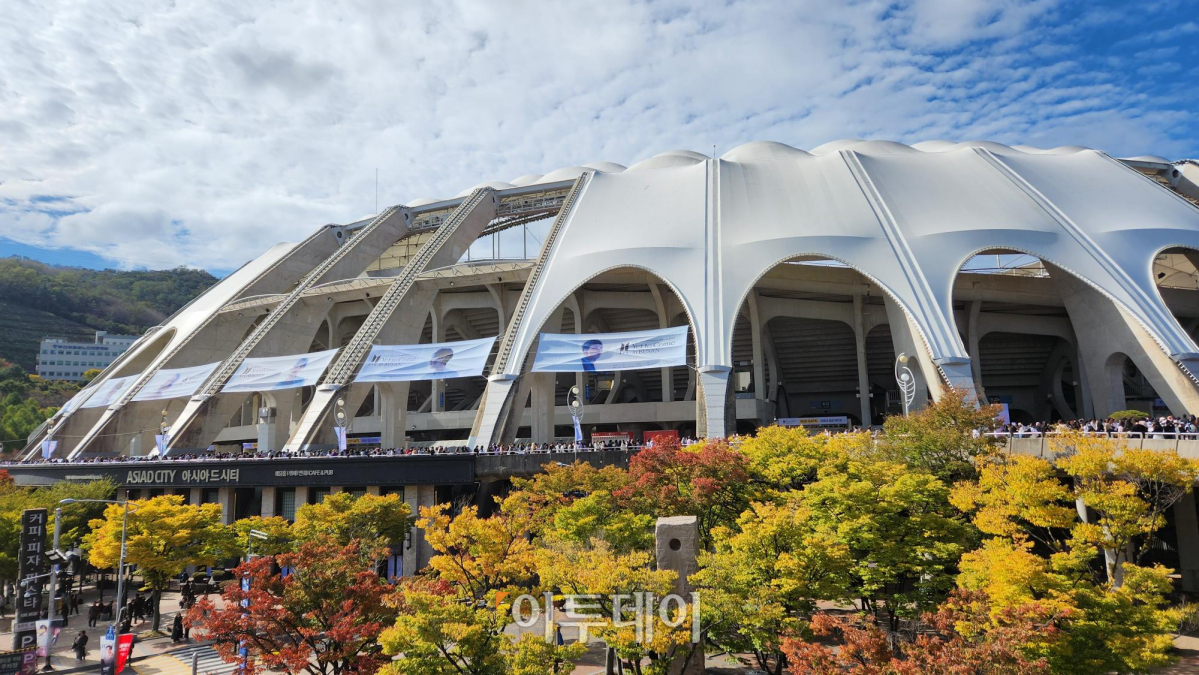 ▲15일 부산 아시아드주경기장 앞에 BTS 부산콘서트를 보러온 관람객들이 모여있다. (조요한 PD yohan97@)