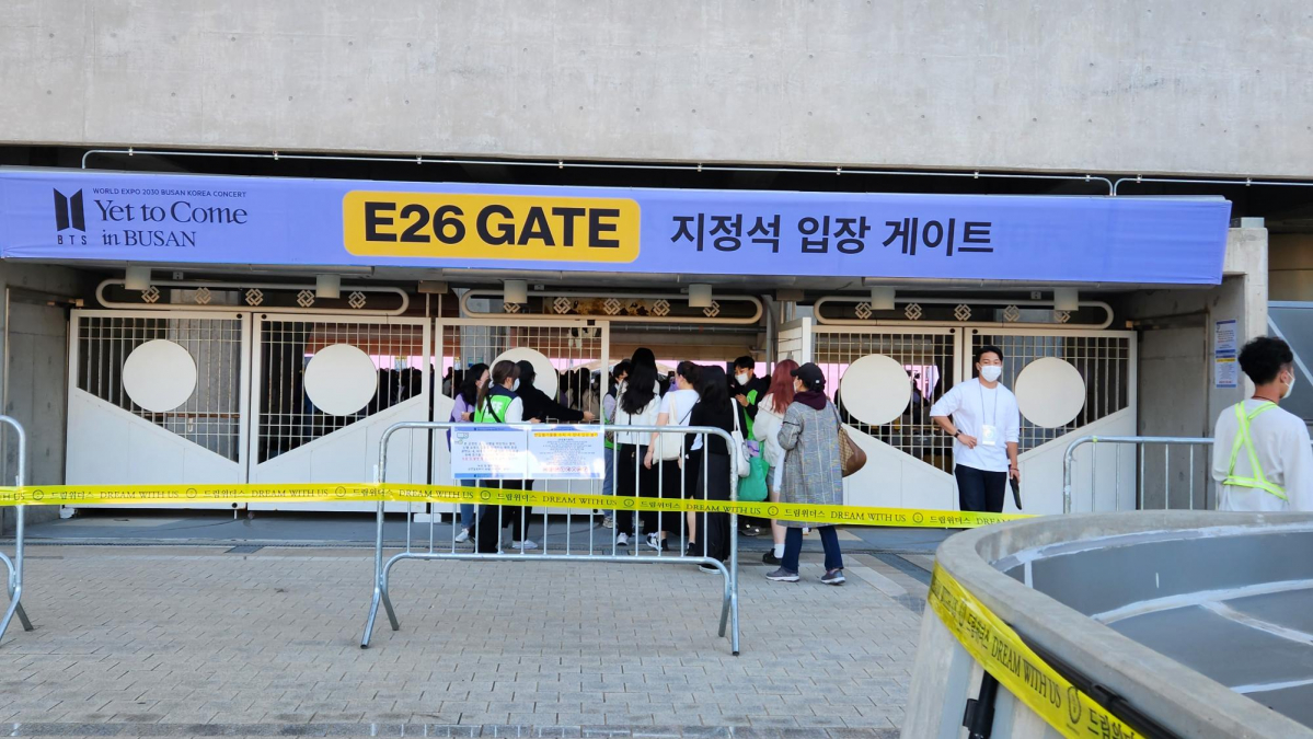 ▲방탄소년단(BTS) 부산 콘서트 시작을 앞두고 관람객들이 입장하고 있다.  (조요한 PD yohan97@)