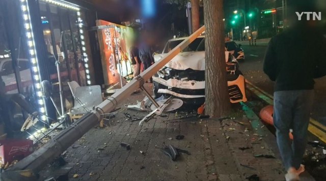 ▲15일 새벽 구조물을 들이받고 멈춘 람보르기니. 운전자와 동승자는 사고 후 도주했다. (출처=YTN)