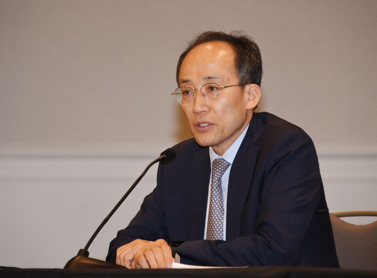 ▲G20 재무장관 중앙은행총재회의 참석차 미국 워싱턴 DC를 방문한 추경호 경제부총리 겸 기획재정부 장관이 14일(현지시간) 동행기자단과 간담회에서 발언하고 있다. (사진제공=기획재정부)