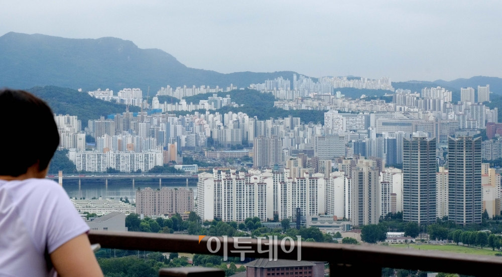 ▲서울 남산에서 바라본 아파트 단지.  (신태현 기자 holjjak@)