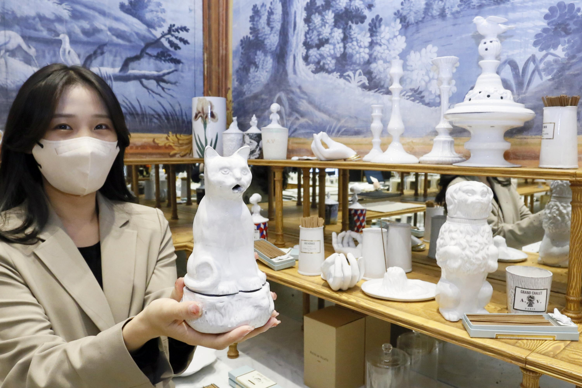 ▲갤러리아백화점은 명품관에 프랑스 라이프스타일 브랜드 ‘아스티에 드 빌라트(Astier de Villatte)’의 센티드(Scented) 전문 매장을 신규 오픈했다고 밝혔다. (사진제공=갤러리아)