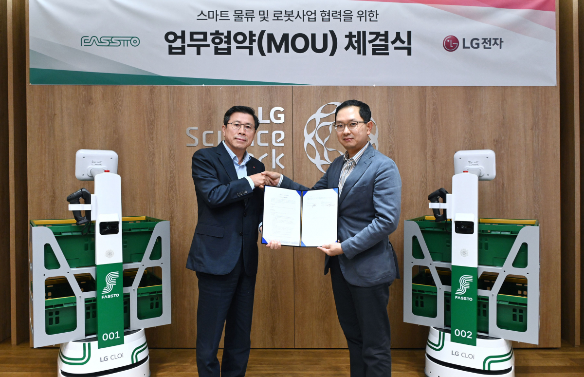 ▲LG전자는 최근 파스토와 서울 강서구 LG사이언스파크에서 '물류 로봇 솔루션 공급 및 시스템 개발 협력을 위한 업무협약(MOU)'을 체결했다. 왼쪽부터 장익환 LG전자 BS사업본부장, 홍종욱 파스토 대표 (사진제공=LG전자)
