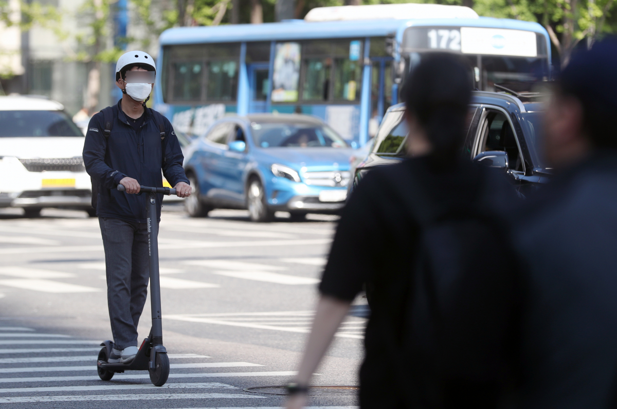 ▲서울의 한 도심 거리에서 한 시민이 전동킥보드를 타고 이동하고 있다. (뉴시스)