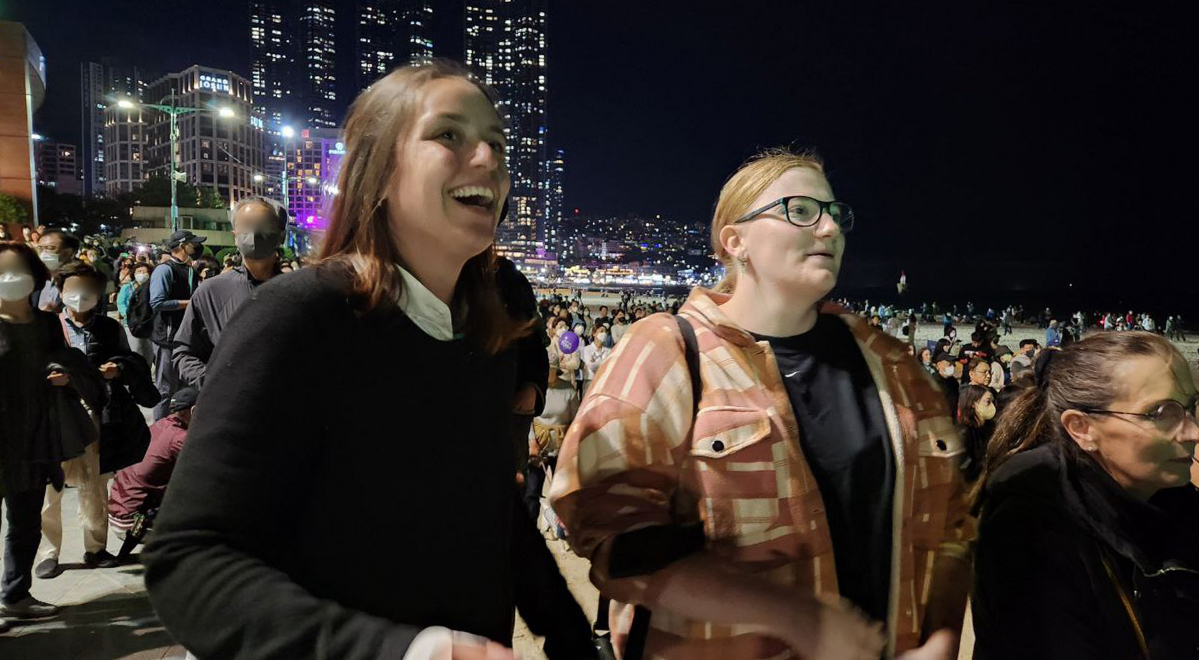 ▲15일 오후 방탄소년단의 2030 부산세계박람회 유치 기원 단독콘서트 라이브플레이(LIVE PLAY)가 열리는 해운대 해수욕장에서 아미들이 공연을 관람하고 있다. 연합뉴스