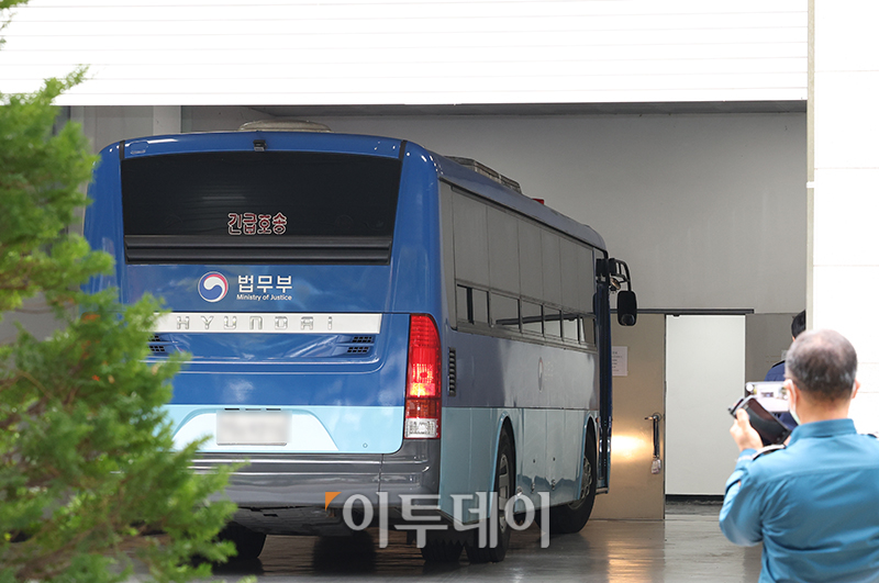 ▲김근식 호송차량, 수원지법 도착 (고이란 기자 photoeran@)