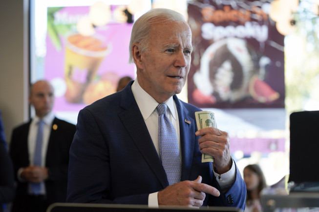 ▲15일(현지시간) 조 바이든 미국 대통령이 미 오리건주 포틀랜드의 한 아이스크림 가게에서 주문을 기다리고 있다. 포틀랜드(미국)/AP뉴시스 