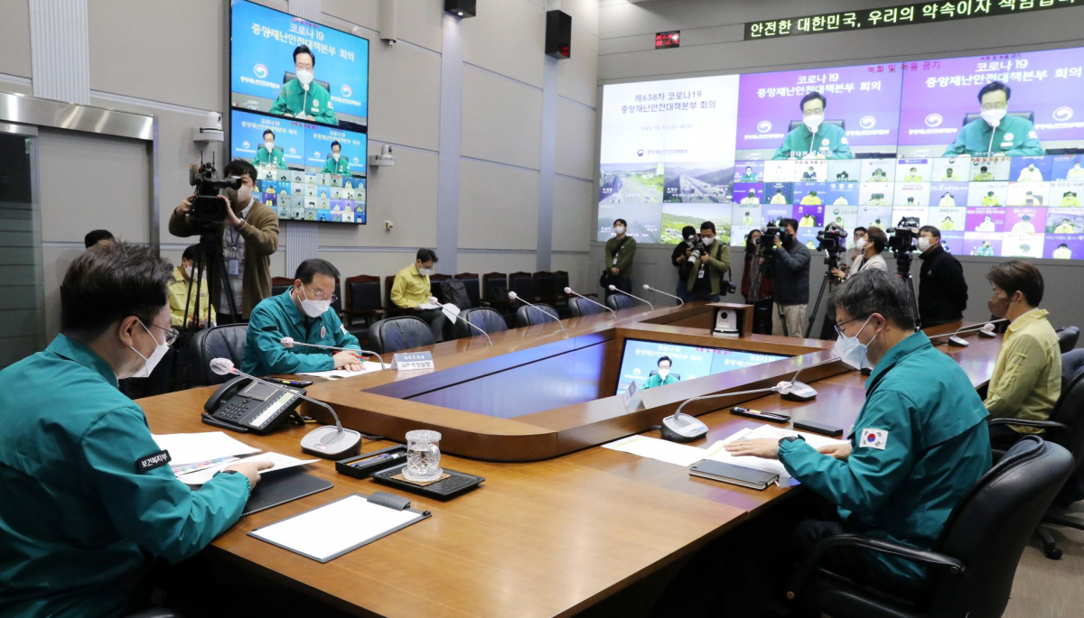 ▲조규홍 중앙재난안전대책본부 1차장(보건복지부 장관)이 12일 오전 서울 종로구 정부서울청사 행정안전부 서울상황센터에서 열린 코로나19 중앙재난안전대책본부(중대본) 회의에 참석해 발언하고 있다.  (뉴시스)