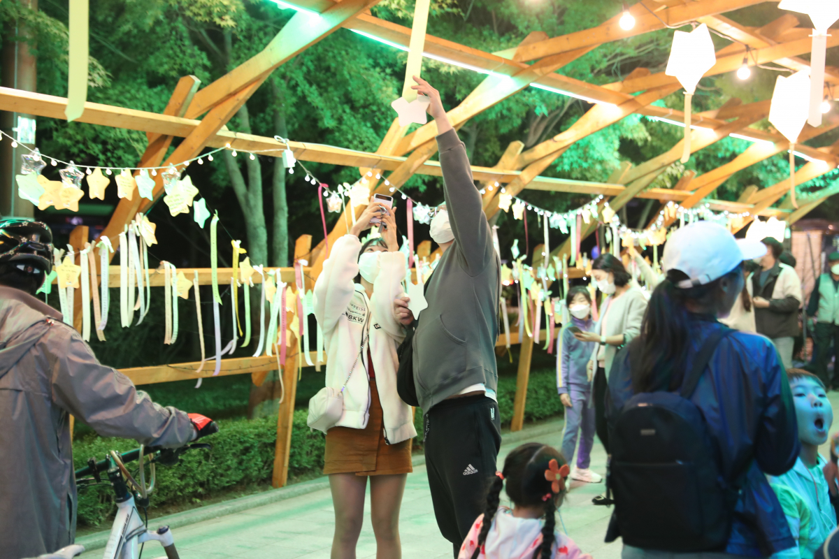 ▲올해 강감찬 축제에 마련된 별별 포토존을 즐기고 있는 주민들. (자료제공=관악구)