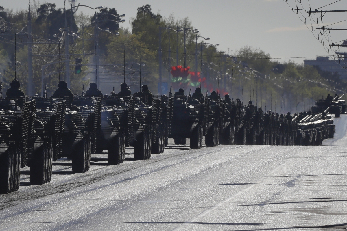 ▲벨라루스군이 2020년 5월 8일(현지시간) 수도 민스크에서 군사 퍼레이드 예행연습을 하고 있다. 민스크(벨라루스)/AP뉴시스
