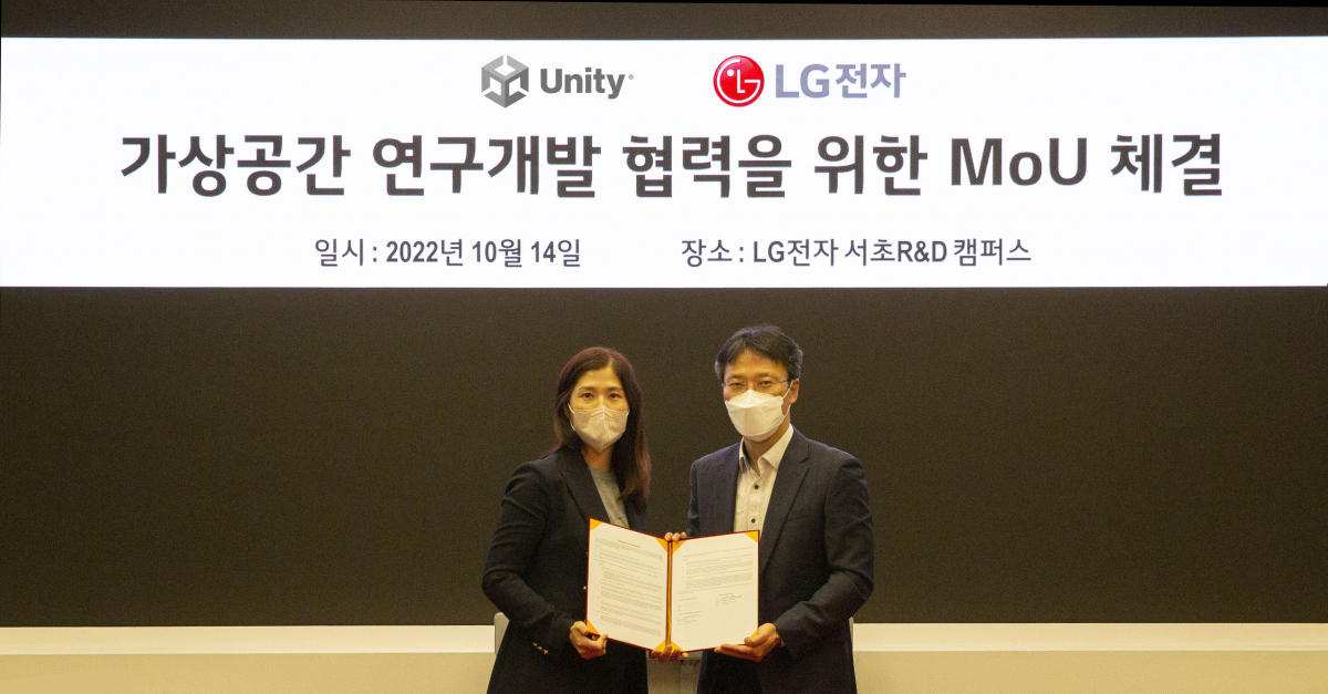 ▲LG전자가 실시간 3D 콘텐츠 제작 및 운영 플랫폼을 제공하는 ‘유니티(Unity)’와 지난 14일 양재동에 위치한 LG전자 서초R&D캠퍼스에서 '디지털 휴먼(Digital Human) 및 메타 홈(Meta Home)' 기술 개발을 위한 업무협약을 체결했다. 사진 왼쪽부터 김인숙 유니티 코리아 대표와 김병훈 LG전자 CTO 부사장. (사진제공=LG전자)