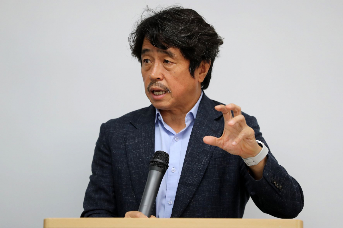 ▲미래노동시장 연구회 좌장 권순원 교수가 8월 18일 오전 서울 중구 모임공간 상연재에서 미래노동시장 연구회 발족 한달을 맞아 그간 논의사항과 향후 운영계획에 대해 취재진에게 설명하고 있다.  (뉴시스)