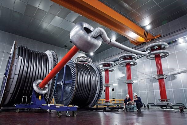 ▲LS전선 직원들이 525kV HVDC 케이블의 상용화를 위한 테스트를 하고 있다.  (사진제공=LS전선)